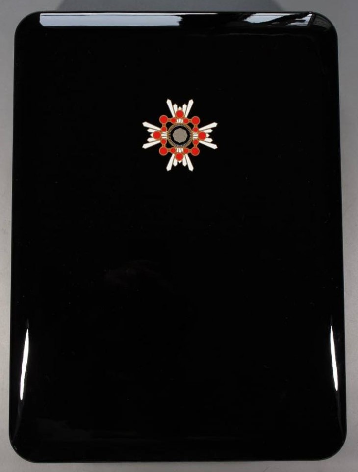 Order of the Sacred Treasure Awarding Commemorative Lacquer Case.jpg