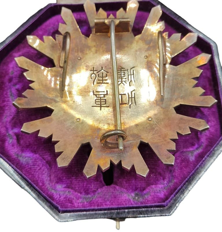 Order of  the Sacred Treasure breast star with mark ヒ.jpg