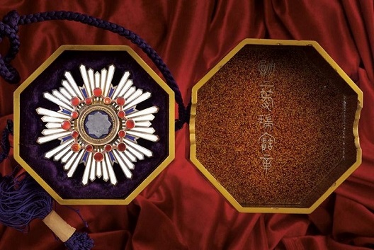 Order of the Sacred Treasure in Cases  for Foreigners.jpg