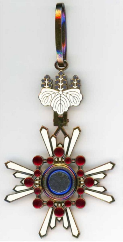 Orders of the Sacred Treasure type 2003.jpg