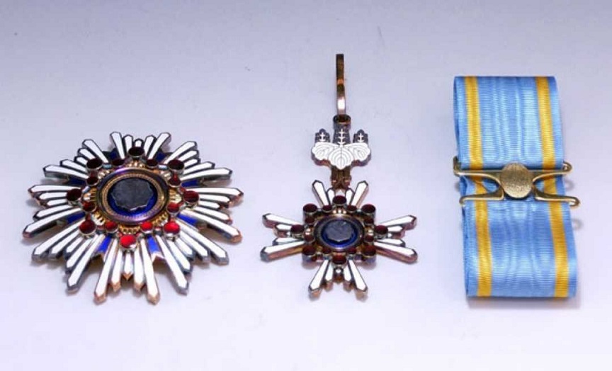 Orders of the  Sacred  Treasure type 2003.jpg