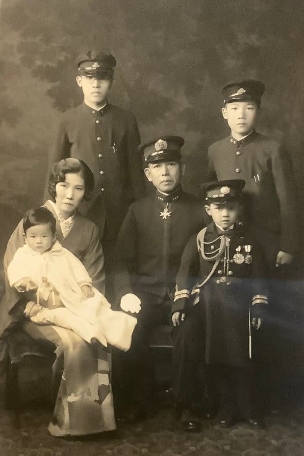 Photo with Japanese Children's Orders おもちゃ勲章.jpg