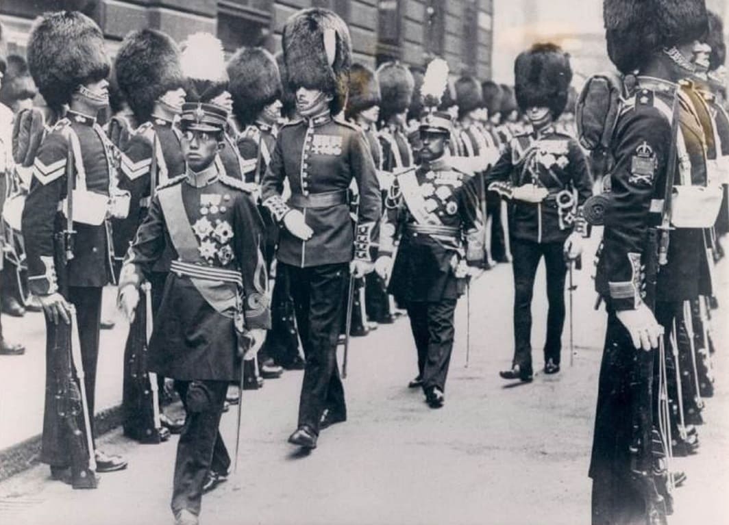 Prince Hirohito reviewing a Grenadier Guard of Honour on his visit to London in 1921.jpg