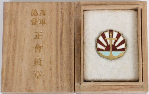 Regular Member's Badge of the Navy League ..jpg