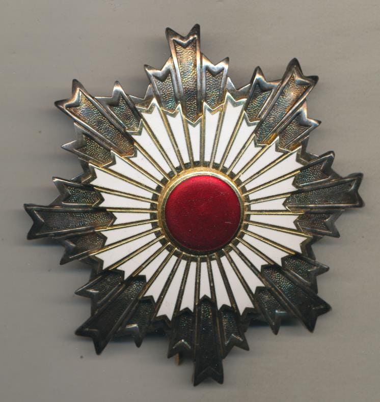 Rising Sun Order breast star fake.jpg