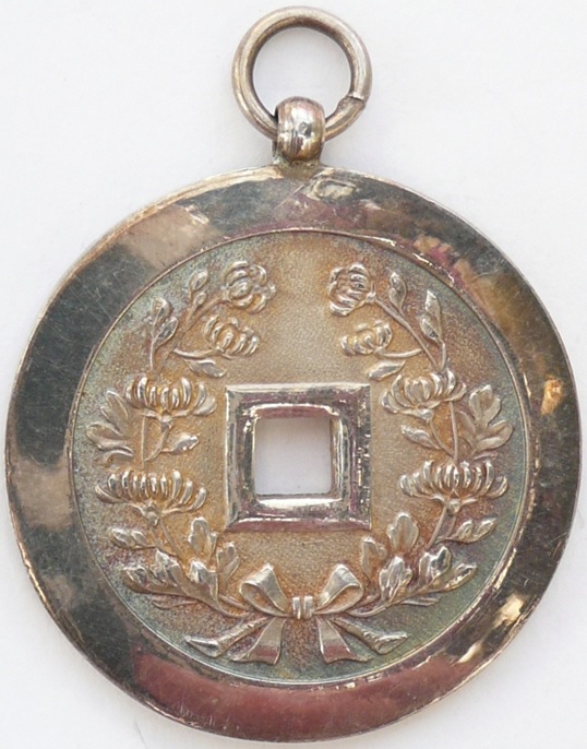 Russo-Japanese War Triumphal Return Commemorative Coin-Shaped Watch fob 日露戰役凱旋紀念章.jpg