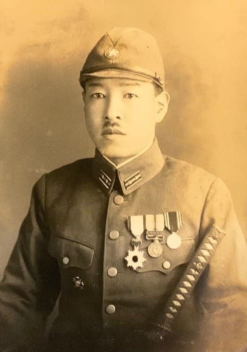 Second lieutenant with type 1938 wound badge.jpg