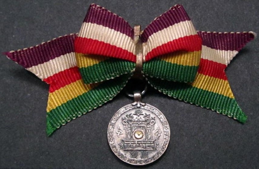Showa enthronement medal miniature.jpg
