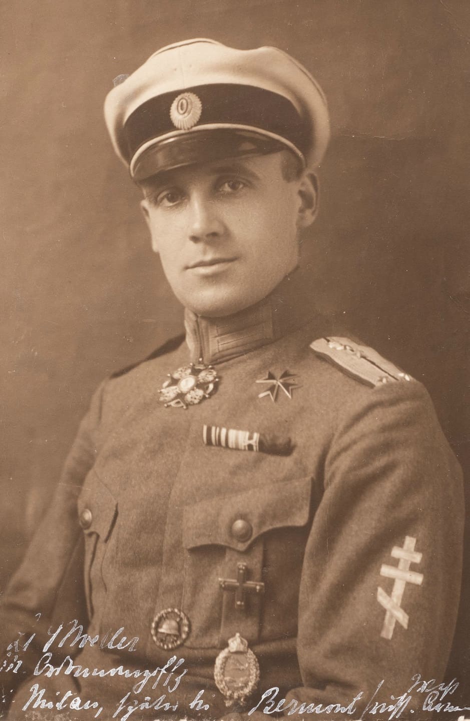 Штабс-капитан (штабс-ротмистр) Западной Добровольческой армии генерал-майора  П.Р.Бермонд- Авалова.jpg