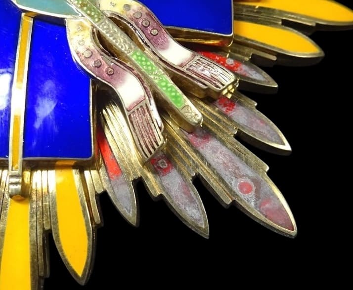Sick breast star of  the Golden Kite order from Meiji era.jpg