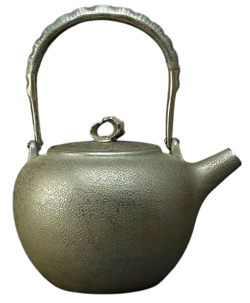 Silver teapot  made by Taishodo.jpg