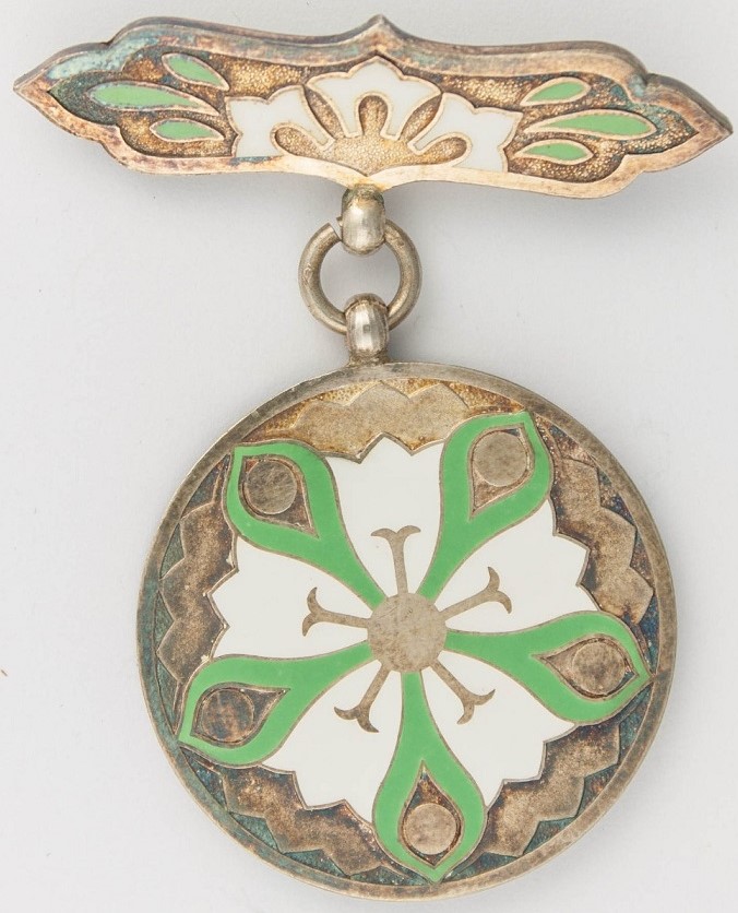 Special green leaf member badges of Saiseikai.jpg