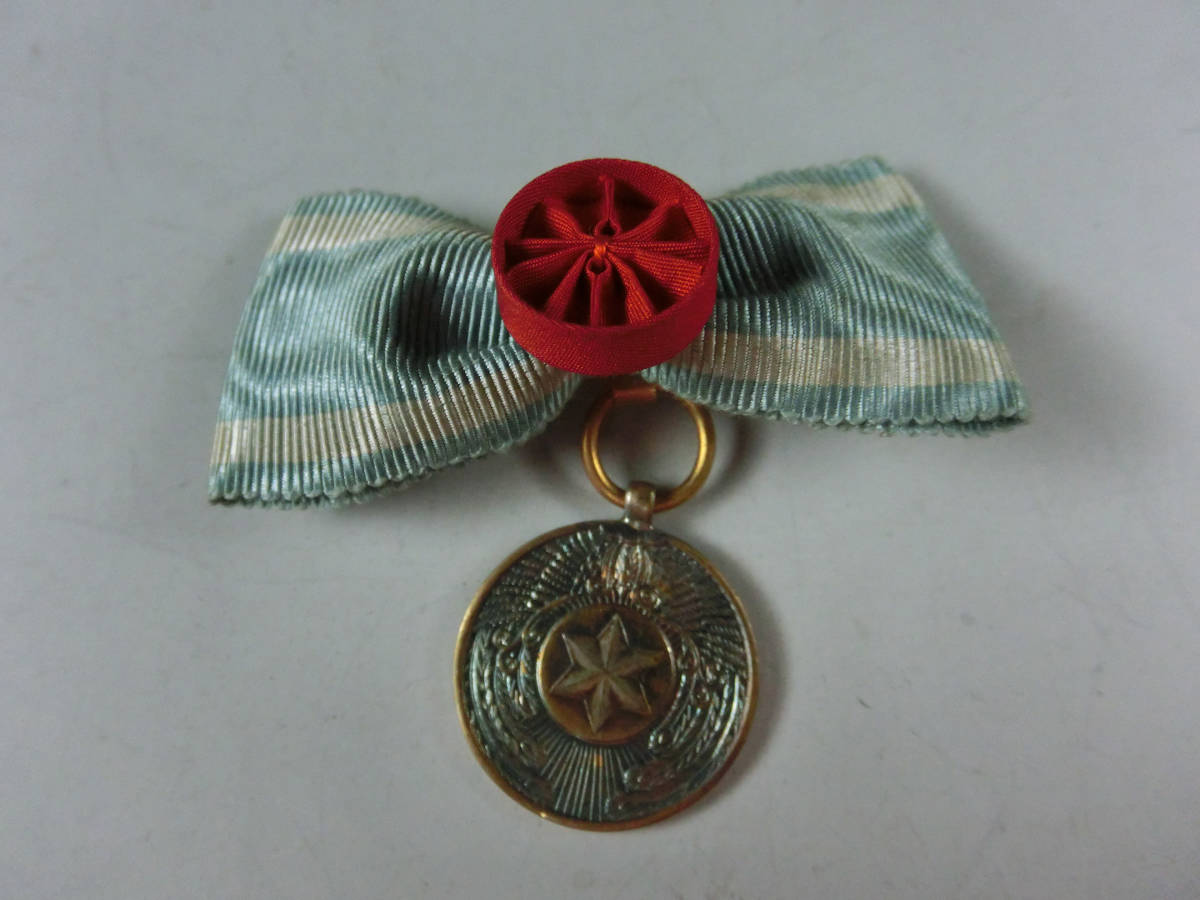 Special Member's Badge with Rosettes.jpg Special Member's Badge with Rosettes.jpg