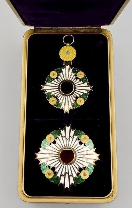 Supreme  Order of the Chrysanthemum Showa Era.jpg