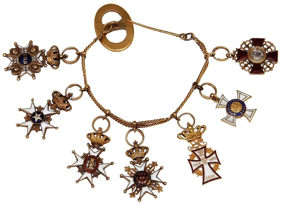 Sweden-made chain of  miniatures.jpg