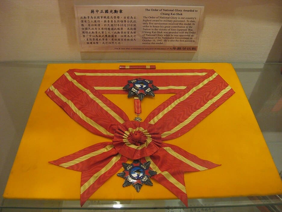 The_Order_of_National_Glory_Awarded_to_Chiang_Kai-Shek.jpg