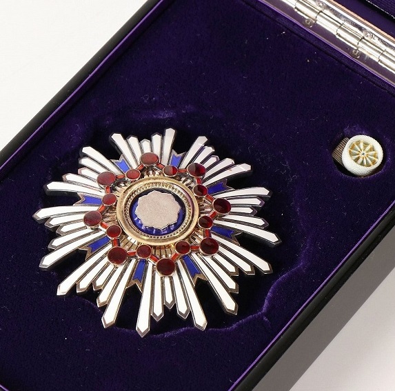Trident Breast Star of the Order of the Sacred Treasure.jpg