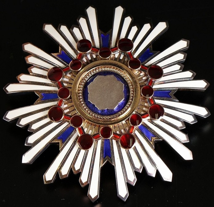 Trident Breast Star of the Order of the Sacred Treasure.jpg