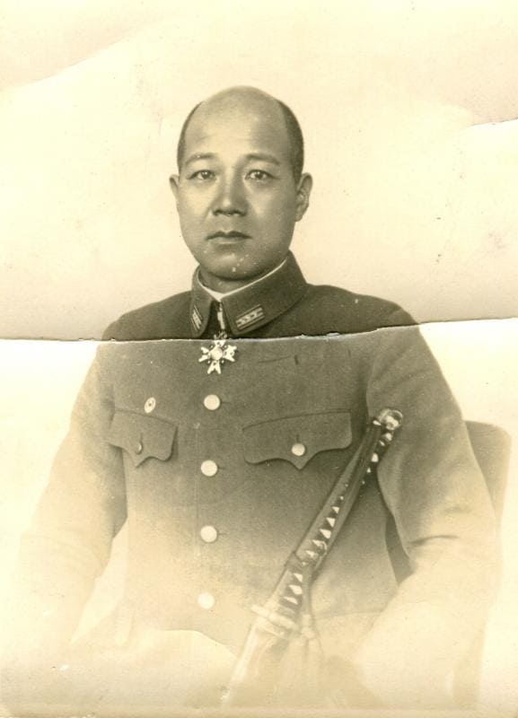 Unknown Japanese Colonel with a badge.jpg