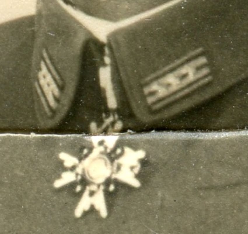Unknown  Japanese Colonel  with  a badge.jpg