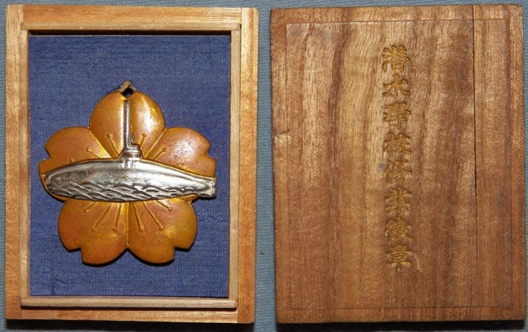 Wide Hook  type of Japanese Submariner Badge.jpg