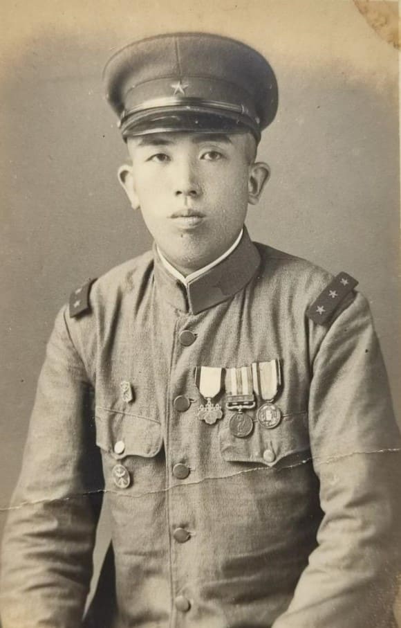 With oval reservist badge.jpg