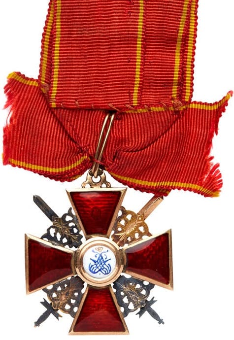 Знак ордена  Св. Анны 3 ст с  мечами AK.jpg