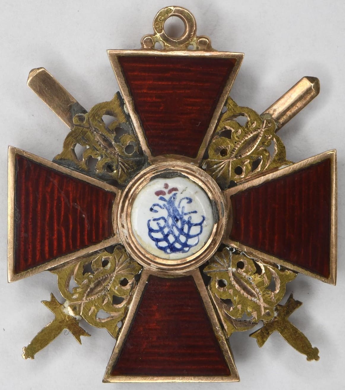Знак ордена Св. Анны III степени  с мечами IK.jpg
