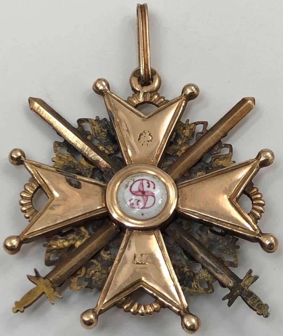 Знак ордена  Святого Станислава 3-й степени с мечами АК 1904+.jpg