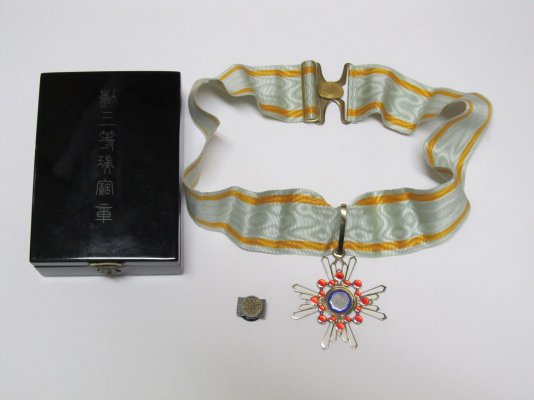 WWII-Japanese-Order-of-Sacred-Treasure-Silver.jpg
