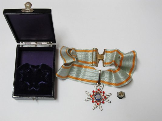 WWII-Japanese-Order-of-Sacred-Treasure-Silver-_57 (2).jpg